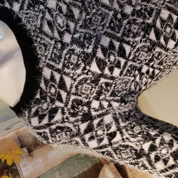 Joe Boxer Sweater - Picture 3 of 6